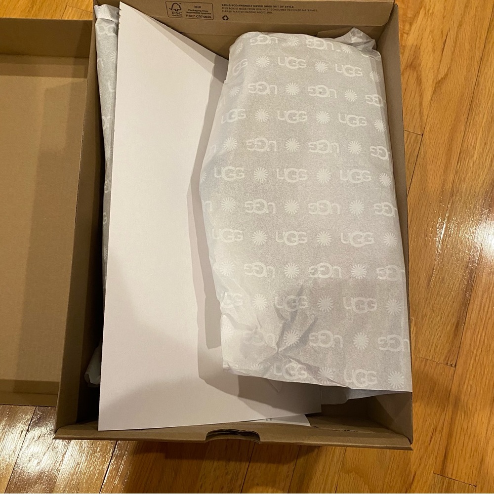 Uggs classic ultra minis NEW IN BOX - Picture 8 of 11
